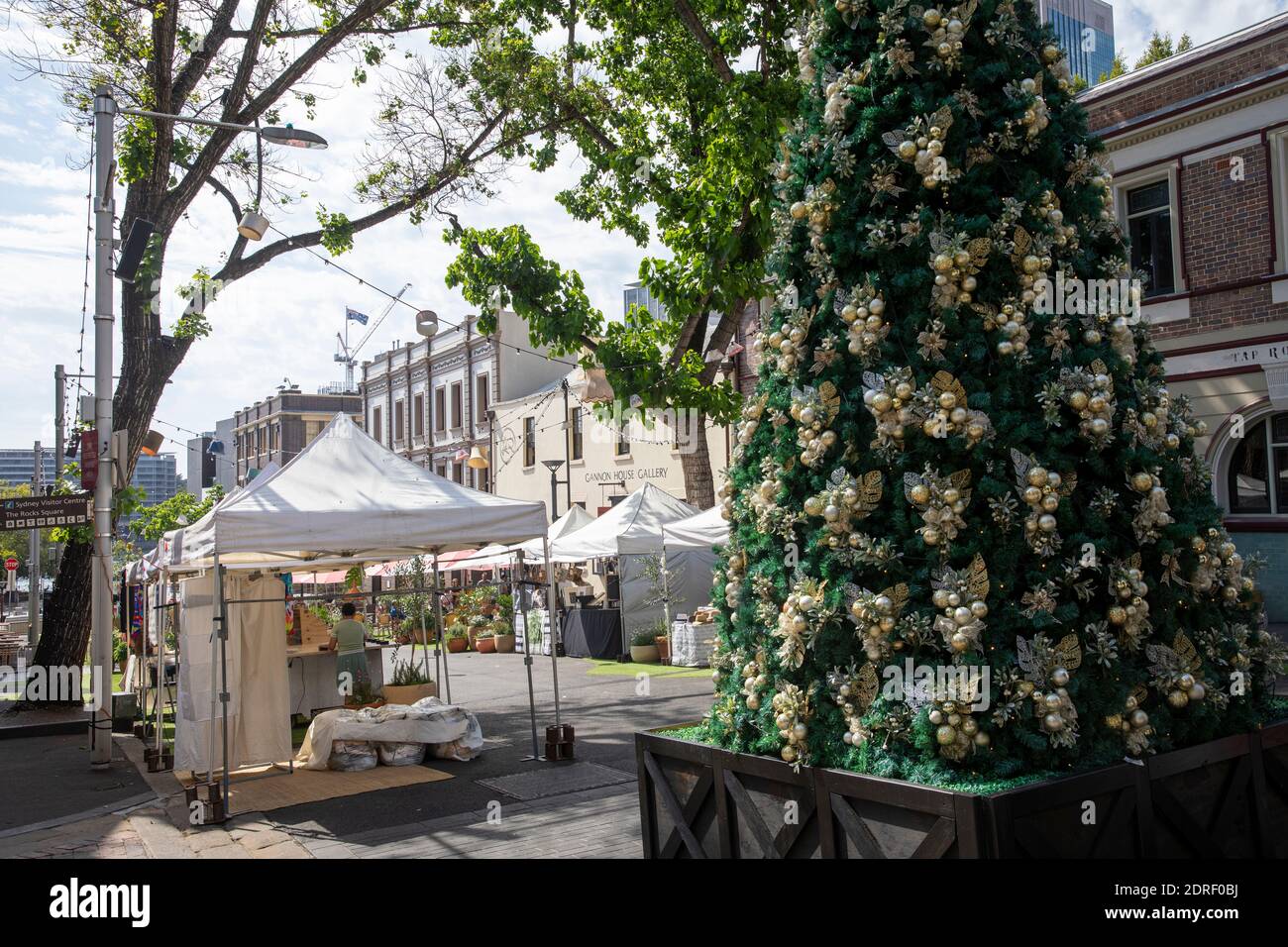 The Rocks im Stadtzentrum von Sydney, traditionelle Weihnachtsmärkte mit Ständen, Weihnachtsschmuck und Weihnachtsbaum, Sydney, Australien Stockfoto
