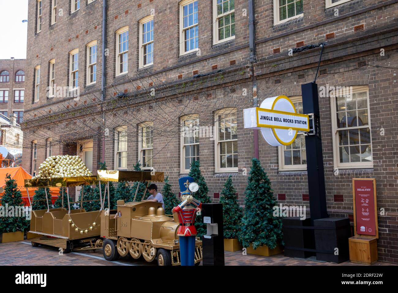 The Rocks im Stadtzentrum von Sydney, traditionelle Weihnachtsmärkte mit Ständen, Weihnachtsschmuck und Weihnachtsbaum, Sydney, Australien Stockfoto
