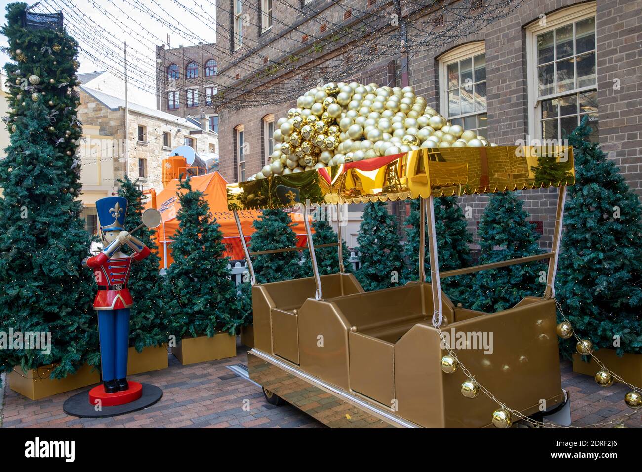 The Rocks im Stadtzentrum von Sydney, traditionelle Weihnachtsmärkte mit Ständen, Weihnachtsschmuck und Weihnachtsbaum, Sydney, Australien Stockfoto