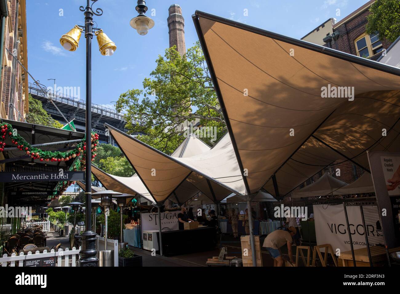 The Rocks im Stadtzentrum von Sydney, traditionelle Weihnachtsmärkte mit Ständen, Weihnachtsschmuck und Weihnachtsbaum, Sydney, Australien Stockfoto