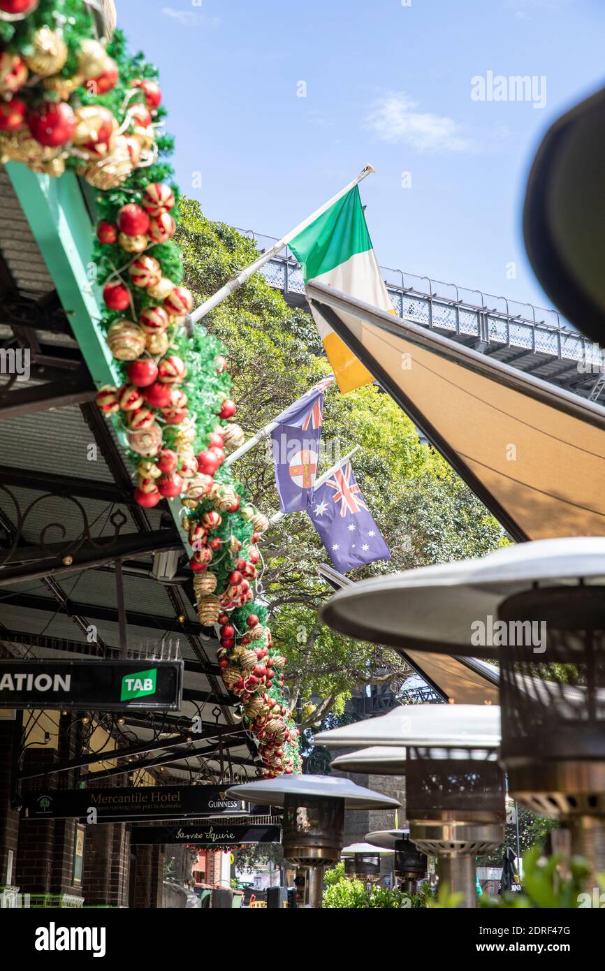 The Rocks im Stadtzentrum von Sydney, traditionelle Weihnachtsmärkte mit Ständen, Weihnachtsschmuck und Weihnachtsbaum, Sydney, Australien Stockfoto