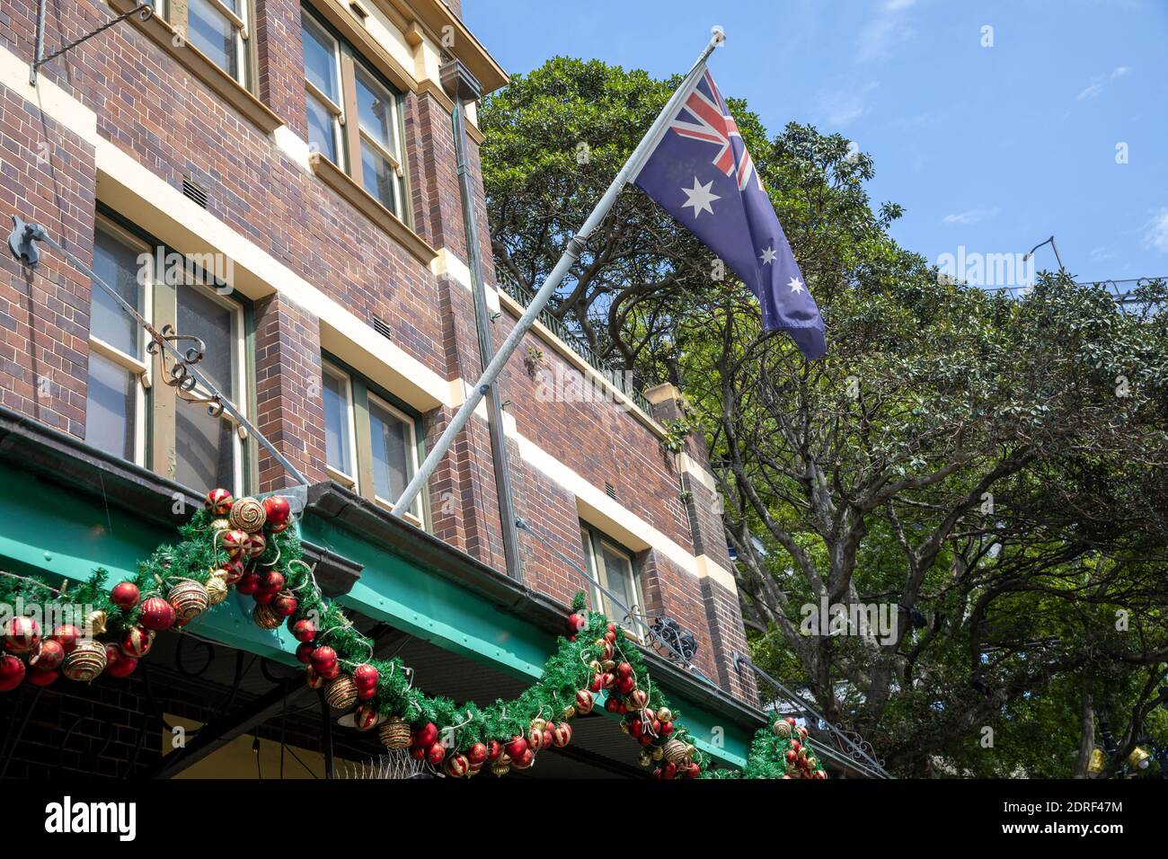 The Rocks im Stadtzentrum von Sydney, traditionelle Weihnachtsmärkte mit Ständen, Weihnachtsschmuck und Weihnachtsbaum, Sydney, Australien Stockfoto