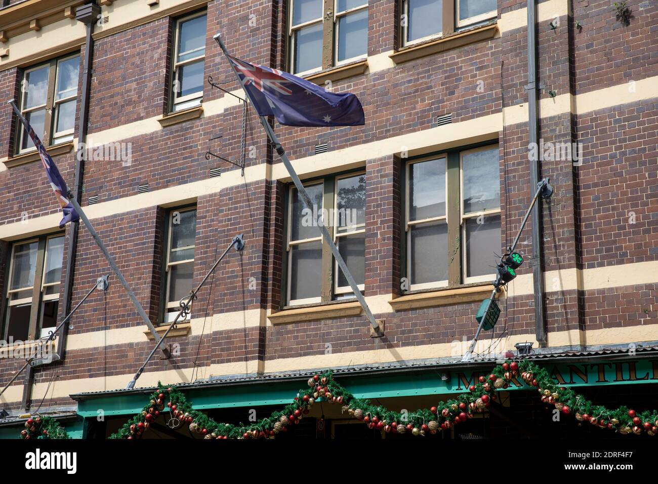 The Rocks im Stadtzentrum von Sydney, traditionelle Weihnachtsmärkte mit Ständen, Weihnachtsschmuck und Weihnachtsbaum, Sydney, Australien Stockfoto