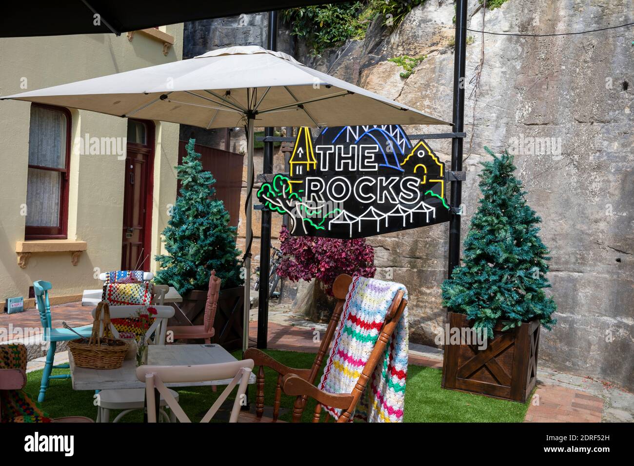The Rocks im Stadtzentrum von Sydney, traditionelle Weihnachtsmärkte mit Ständen, Weihnachtsschmuck und Weihnachtsbaum, Sydney, Australien Stockfoto