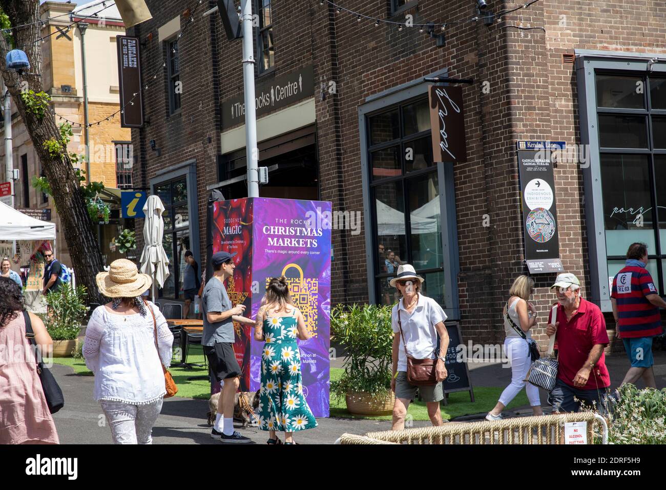 The Rocks im Stadtzentrum von Sydney, traditionelle Weihnachtsmärkte mit Ständen, Weihnachtsschmuck und Weihnachtsbaum, Sydney, Australien Stockfoto