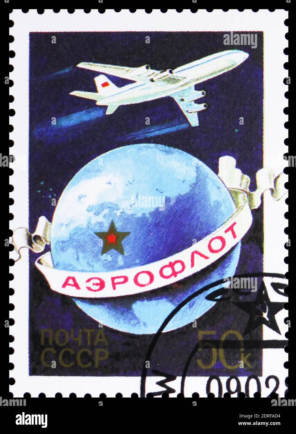 MOSKAU, RUSSLAND - 4. JANUAR 2019: Eine in der UdSSR (Russland) gedruckte Marke zeigt Iljuschin (IL-86) Jetliner über den Globus, das Jubiläum der Aeroflot-Serie, circ Stockfoto