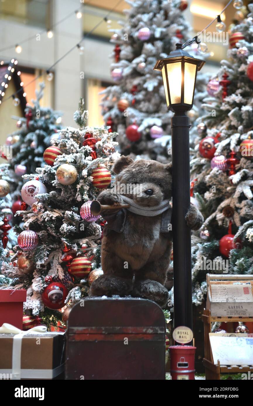 Weihnachtsdekorationen, Speisen und Geschenke sind überall auf dem Weihnachtsmarkt im dritten Stock des Atriums des Hong Kong Landmark zu sehen, das ist Stockfoto