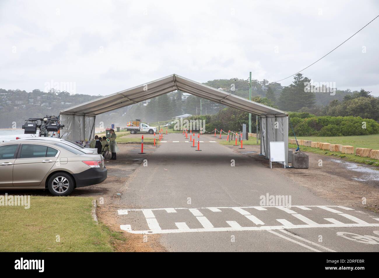 Sydney, Australien. Montag, 21. Dezember 2020, nach einem COVID 19 Ausbruch in Avalon Beach die nördlichen Strände von Sydney wurden bis Mitternacht gesperrt am 23. Dezember 2020 wurden Drive Through Testkliniken in Palm Beach, Avalon, Newport, Manly und Warriewood eingerichtet. Bewohner sind nur außerhalb aus bestimmten wichtigen Gründen wie Bewegung und Lebensmittel einkaufen erlaubt. Palm Beach, Sydney, Australien Kredit: martin Berry/Alamy Live News Stockfoto