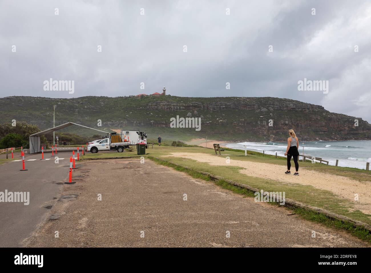 Sydney, Australien. Montag, 21. Dezember 2020, nach einem COVID 19 Ausbruch in Avalon Beach die nördlichen Strände von Sydney wurden bis Mitternacht gesperrt am 23. Dezember 2020 wurden Drive Through Testkliniken in Palm Beach, Avalon, Newport, Manly und Warriewood eingerichtet. Bewohner sind nur außerhalb aus bestimmten wichtigen Gründen wie Bewegung und Lebensmittel einkaufen erlaubt. Palm Beach, Sydney, Australien Kredit: martin Berry/Alamy Live News Stockfoto