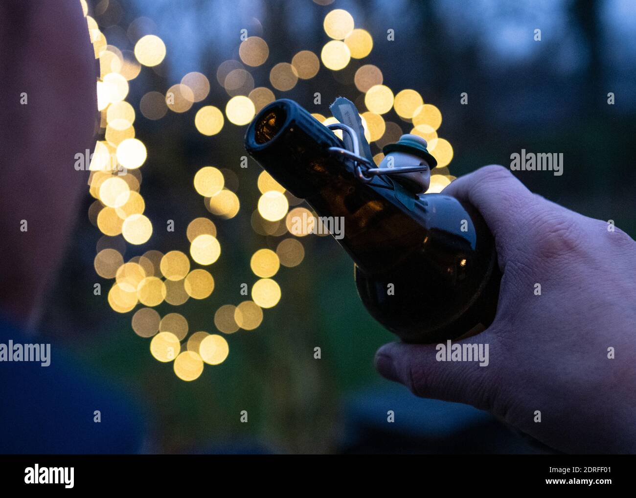 Remscheid, Deutschland. November 2020. Ein Mann hält eine Flasche Bier in der Hand (posierte Szene). In Nordrhein-Westfalen waren Gruppenversammlungen nahezu universell möglich, da nach Ziffer 7 der Corona-Schutzverordnung Selbsthilfeangebote zu den "weiteren außerschulischen Bildungsangeboten" gehören. Dennoch haben die Gruppen der Suchtselbsthilfe derzeit auch andere kommunikative Wege vielerorts genutzt und nutzen sie noch. Vom Telefon, zum Walk-in-Pairs, Whats-App-Gruppen, Chats oder Videokonferenzen. (Zu dpa 'sucht Selbsthilfe zunehmend Kredit: dpa/Alamy Live News Stockfoto