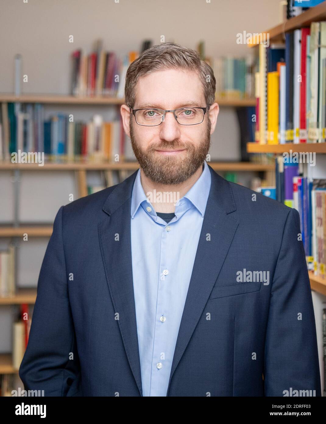 30. November 2020, Nordrhein-Westfalen, Hamm: Peter Raiser, Politikreferent und stellvertretender Geschäftsführer der Deutschen Hauptstelle für Suchfragen e.V. (DHS), steht in der Bibliothek am Hauptsitz. In Nordrhein-Westfalen waren Gruppenversammlungen nahezu universell möglich, da nach Ziffer 7 der Corona-Schutzverordnung Selbsthilfeangebote zu den "weiteren außerschulischen Bildungsangeboten" gehören. Dennoch haben die Gruppen der Suchtselbsthilfe derzeit auch andere kommunikative Wege vielerorts genutzt und nutzen sie noch. Von der te Stockfoto