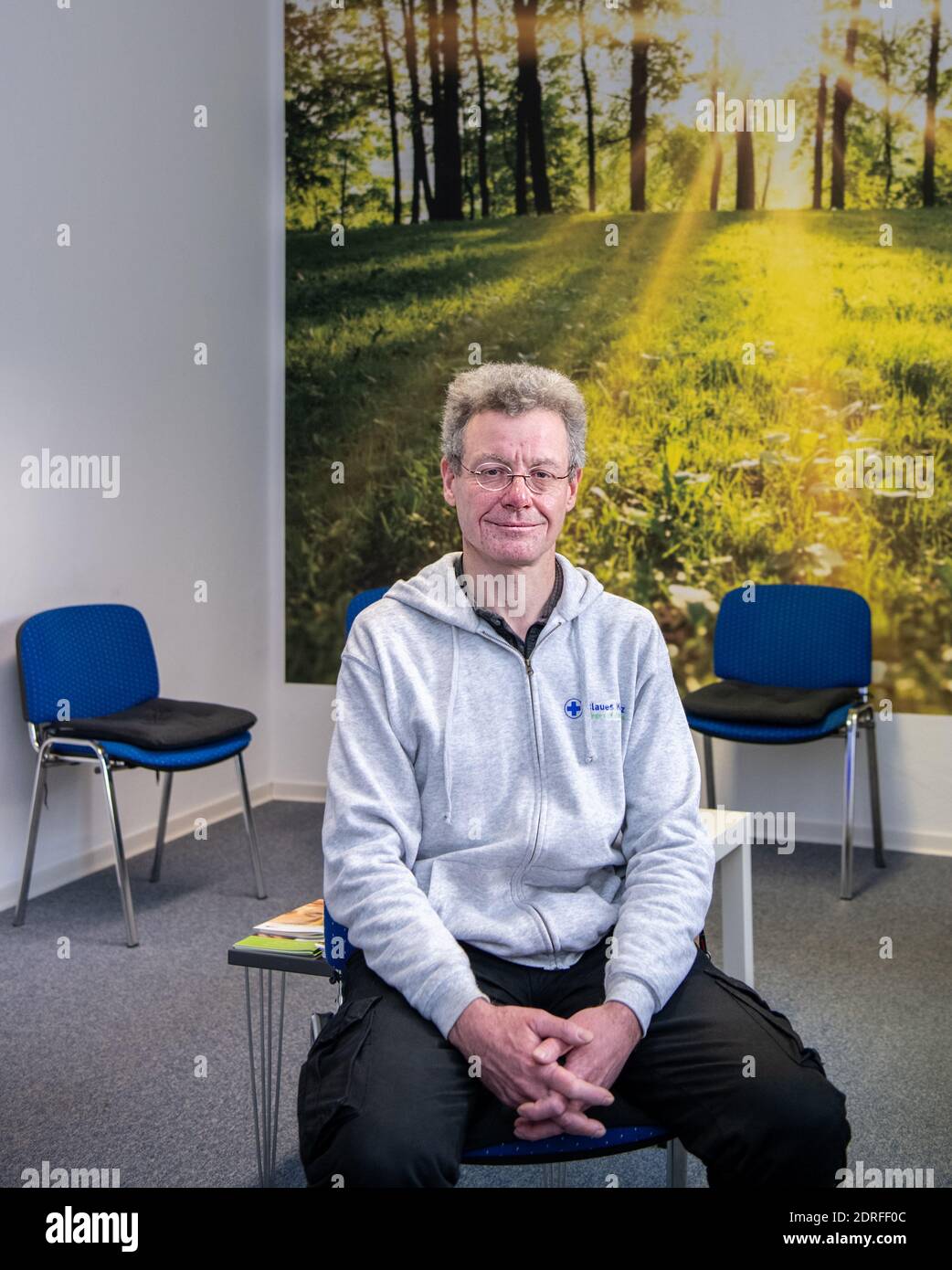 30. November 2020, Nordrhein-Westfalen, Remscheid: Michael Buchner, Gruppenleiter Blaues Kreuz Deutschland e.V., sitzt im Versammlungsraum der Remscheider Gruppe. In Nordrhein-Westfalen waren Gruppenversammlungen nahezu universell möglich, da nach Ziffer 7 der Corona-Schutzverordnung Selbsthilfeangebote zu den "weiteren außerschulischen Bildungsangeboten" gehören. Dennoch haben die Gruppen der Suchtselbsthilfe derzeit auch andere kommunikative Wege vielerorts genutzt und nutzen sie noch. Vom Telefon, zum Walk-in-Pairs, Whats-App-Gruppen, Chats oder Videokonferenzen Stockfoto