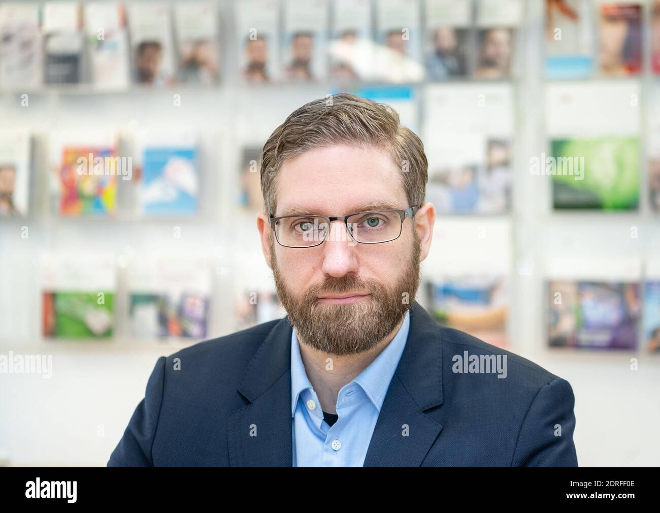 30. November 2020, Nordrhein-Westfalen, Hamm: Peter Raiser, Politikreferent und stellvertretender Geschäftsführer der Deutschen Hauptstelle für Suchfragen e.V. (DHS), hat seinen Sitz in der Zentrale. In Nordrhein-Westfalen waren Gruppenversammlungen nahezu universell möglich, da nach Ziffer 7 der Corona-Schutzverordnung Selbsthilfeangebote zu den "weiteren außerschulischen Bildungsangeboten" gehören. Dennoch haben die Gruppen der Suchtselbsthilfe derzeit auch andere kommunikative Wege vielerorts genutzt und nutzen sie noch. Vom Telefon bis zum Th Stockfoto