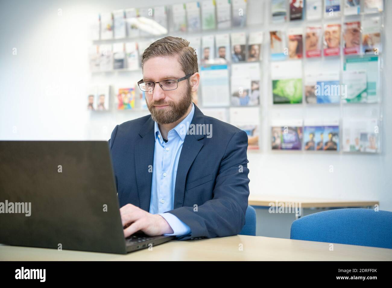 30. November 2020, Nordrhein-Westfalen, Hamm: Peter Raiser, Politikreferent und stellvertretender Geschäftsführer der Deutschen Hauptstelle für Suchfragen e.V. (DHS), sitzt vor einem Laptop in der Zentrale. In Nordrhein-Westfalen waren Gruppenversammlungen nahezu universell möglich, da nach Ziffer 7 der Corona-Schutzverordnung Selbsthilfeangebote zu den "weiteren außerschulischen Bildungsangeboten" gehören. Dennoch haben die Gruppen der Suchtselbsthilfe derzeit auch andere kommunikative Wege vielerorts genutzt und nutzen sie noch. Aus dem Stockfoto
