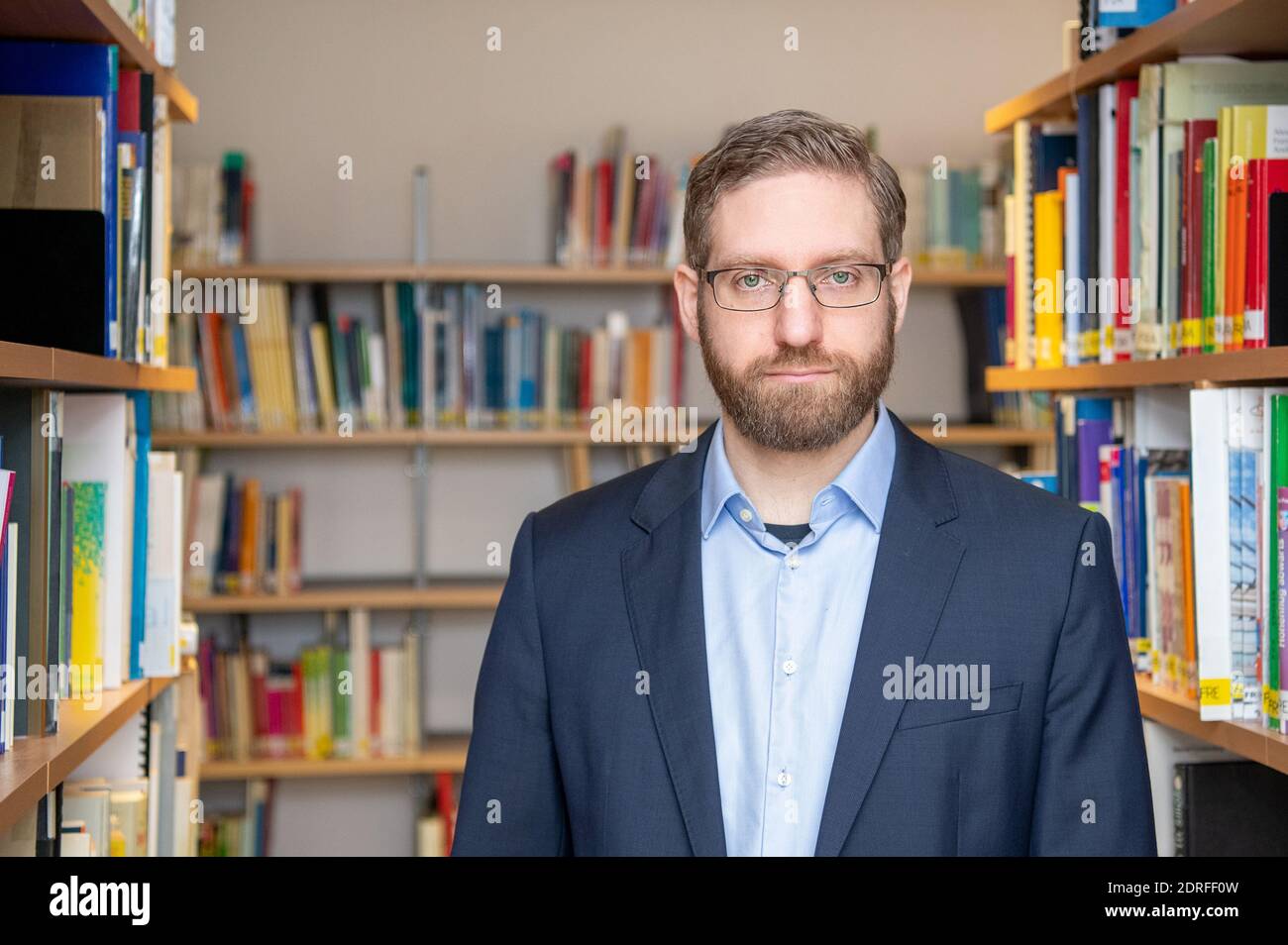 30. November 2020, Nordrhein-Westfalen, Hamm: Peter Raiser, Politikreferent und stellvertretender Geschäftsführer der Deutschen Hauptstelle für Suchfragen e.V. (DHS), steht in der Bibliothek am Hauptsitz. In Nordrhein-Westfalen waren Gruppenversammlungen nahezu universell möglich, da nach Ziffer 7 der Corona-Schutzverordnung Selbsthilfeangebote zu den "weiteren außerschulischen Bildungsangeboten" gehören. Dennoch haben die Gruppen der Suchtselbsthilfe derzeit auch andere kommunikative Wege vielerorts genutzt und nutzen sie noch. Von der te Stockfoto
