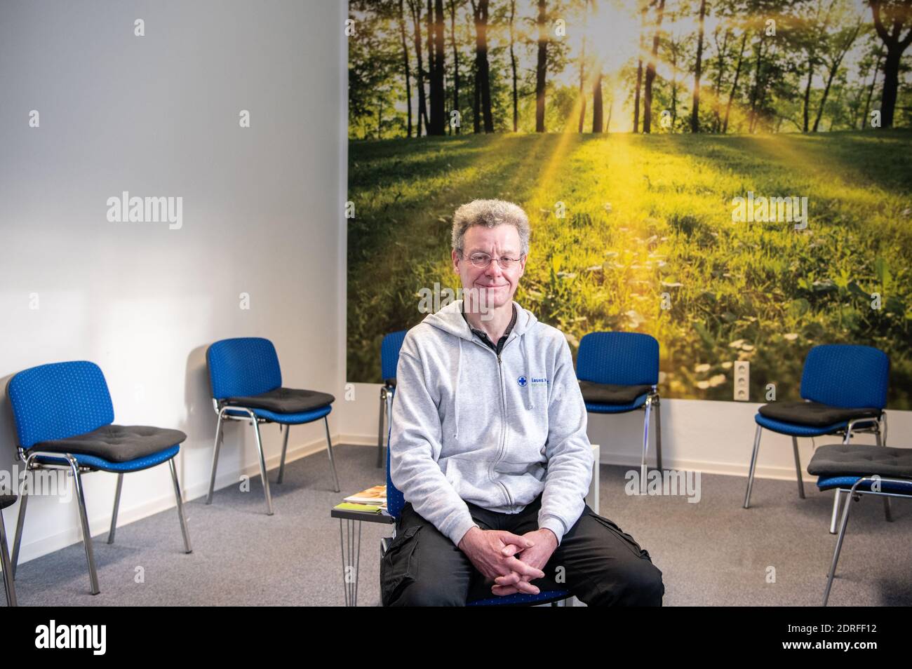 30. November 2020, Nordrhein-Westfalen, Remscheid: Michael Buchner, Gruppenleiter Blaues Kreuz Deutschland e.V., sitzt im Versammlungsraum der Remscheider Gruppe. In Nordrhein-Westfalen waren Gruppenversammlungen nahezu universell möglich, da nach Ziffer 7 der Corona-Schutzverordnung Selbsthilfeangebote zu den "weiteren außerschulischen Bildungsangeboten" gehören. Dennoch haben die Gruppen der Suchtselbsthilfe derzeit auch andere kommunikative Wege vielerorts genutzt und nutzen sie noch. Vom Telefon, zum Walk-in-Pairs, Whats-App-Gruppen, Chats oder Videokonferenzen Stockfoto