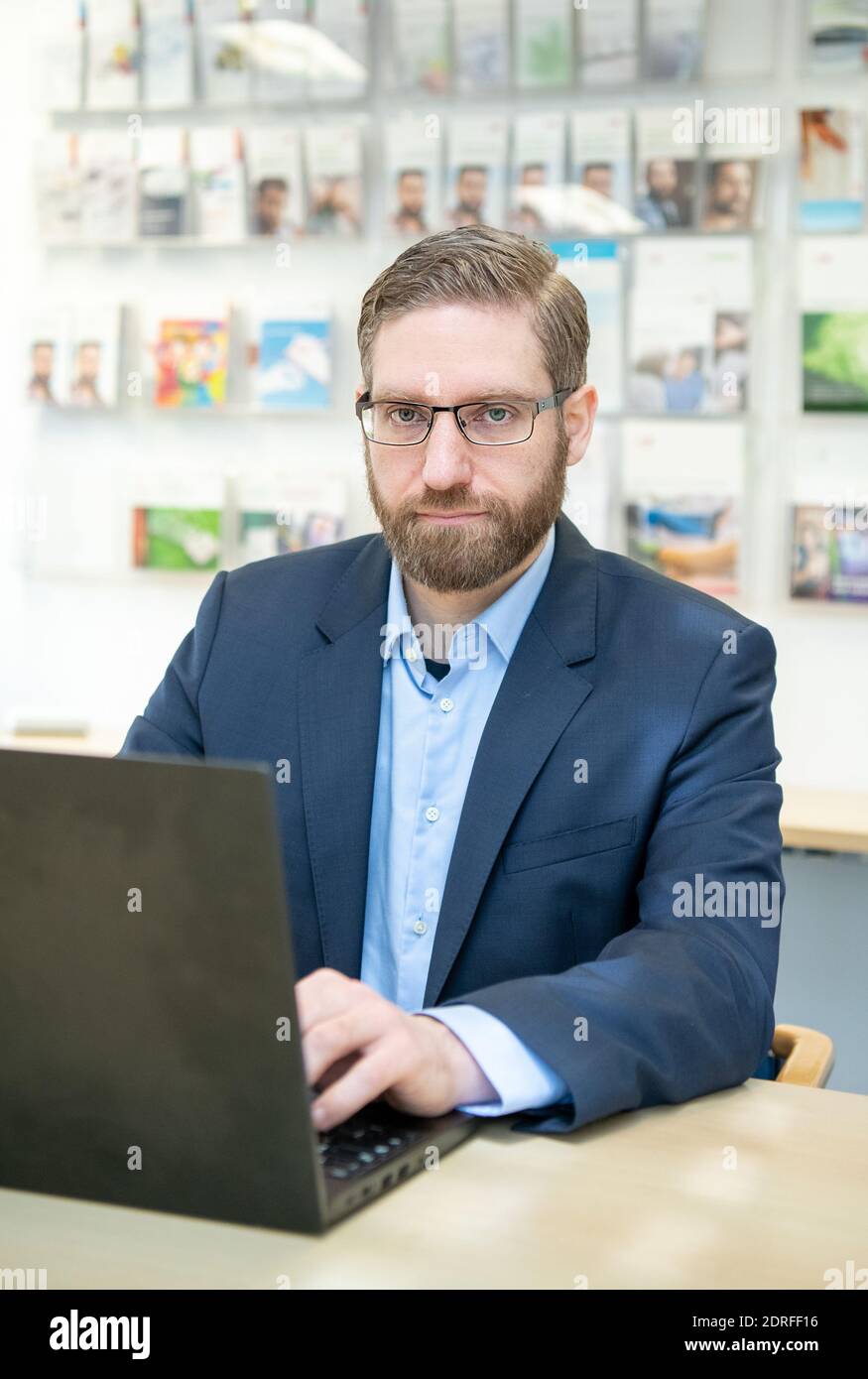 30. November 2020, Nordrhein-Westfalen, Hamm: Peter Raiser, Politikreferent und stellvertretender Geschäftsführer der Deutschen Hauptstelle für Suchfragen e.V. (DHS), sitzt vor einem Laptop in der Zentrale. In Nordrhein-Westfalen waren Gruppenversammlungen nahezu universell möglich, da nach Ziffer 7 der Corona-Schutzverordnung Selbsthilfeangebote zu den "weiteren außerschulischen Bildungsangeboten" gehören. Dennoch haben die Gruppen der Suchtselbsthilfe derzeit auch andere kommunikative Wege vielerorts genutzt und nutzen sie noch. Aus dem Stockfoto
