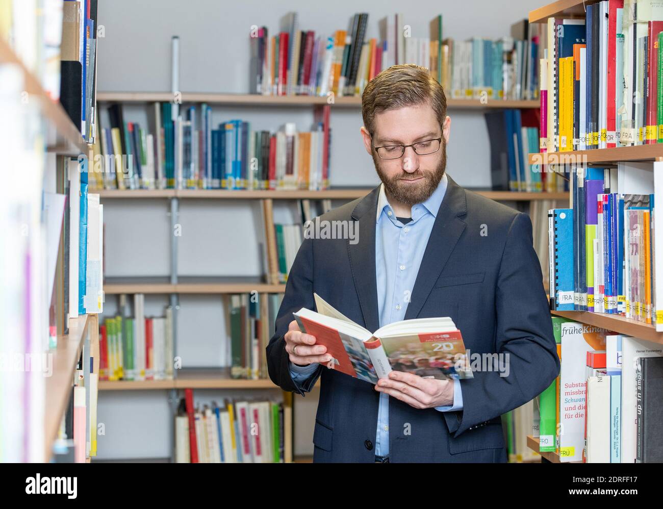 30. November 2020, Nordrhein-Westfalen, Hamm: Peter Raiser, Politikreferent und stellvertretender Geschäftsführer der Deutschen Hauptstelle für Suchfragen e.V. (DHS), steht in der Bibliothek am Hauptsitz. In Nordrhein-Westfalen waren Gruppenversammlungen nahezu universell möglich, da nach Ziffer 7 der Corona-Schutzverordnung Selbsthilfeangebote zu den "weiteren außerschulischen Bildungsangeboten" gehören. Dennoch haben die Gruppen der Suchtselbsthilfe derzeit auch andere kommunikative Wege vielerorts genutzt und nutzen sie noch. Von der te Stockfoto