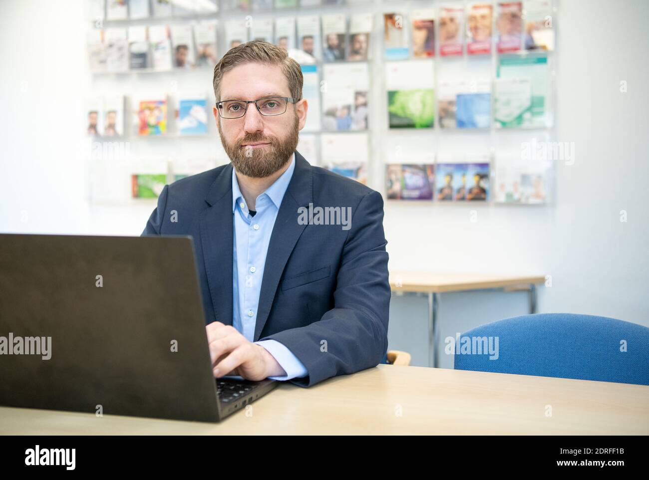 30. November 2020, Nordrhein-Westfalen, Hamm: Peter Raiser, Politikreferent und stellvertretender Geschäftsführer der Deutschen Hauptstelle für Suchfragen e.V. (DHS), sitzt vor einem Laptop in der Zentrale. In Nordrhein-Westfalen waren Gruppenversammlungen nahezu universell möglich, da nach Ziffer 7 der Corona-Schutzverordnung Selbsthilfeangebote zu den "weiteren außerschulischen Bildungsangeboten" gehören. Dennoch haben die Gruppen der Suchtselbsthilfe derzeit auch andere kommunikative Wege vielerorts genutzt und nutzen sie noch. Aus dem Stockfoto