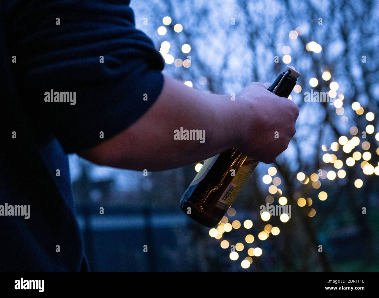Remscheid, Deutschland. November 2020. Ein Mann hält eine Flasche Bier in der Hand (posierte Szene). In Nordrhein-Westfalen waren Gruppenversammlungen nahezu universell möglich, da nach Ziffer 7 der Corona-Schutzverordnung Selbsthilfeangebote zu den "weiteren außerschulischen Bildungsangeboten" gehören. Dennoch haben die Gruppen der Suchtselbsthilfe derzeit auch andere kommunikative Wege vielerorts genutzt und nutzen sie noch. Vom Telefon, zum Walk-in-Pairs, Whats-App-Gruppen, Chats oder Videokonferenzen. (Zu dpa 'sucht Selbsthilfe zunehmend Kredit: dpa/Alamy Live News Stockfoto