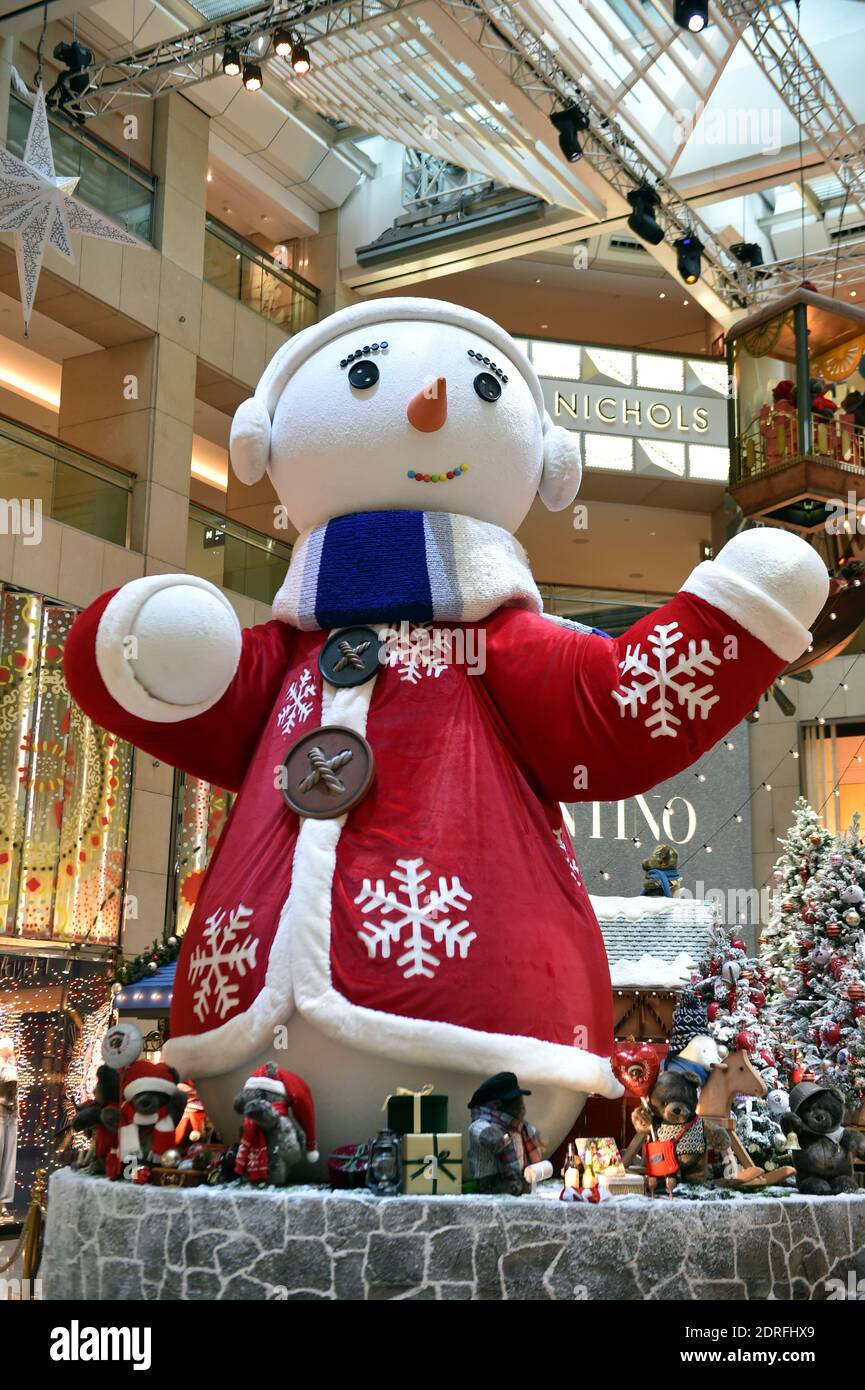 Weihnachtsdekorationen, Speisen und Geschenke sind überall auf dem Weihnachtsmarkt im dritten Stock des Atriums des Hong Kong Landmark zu sehen, das ist Stockfoto