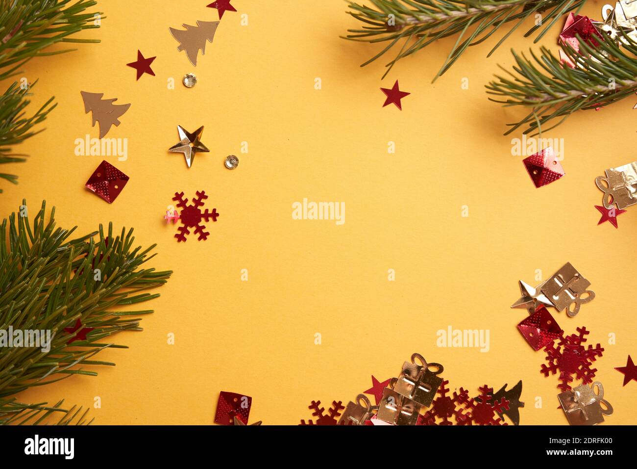Gelber Hintergrund mit Konfetti und Fell, Weihnachtsmockup . Hochwertige Fotos Stockfoto
