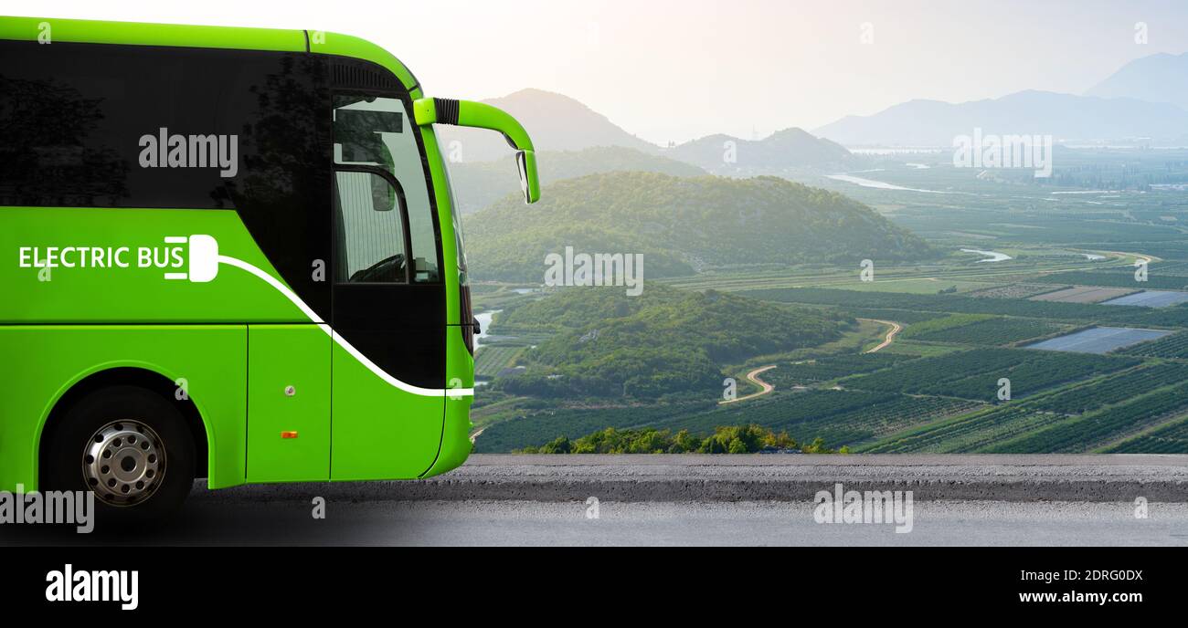 Elektrischer Touristenbus vor dem Bergtal Stockfoto