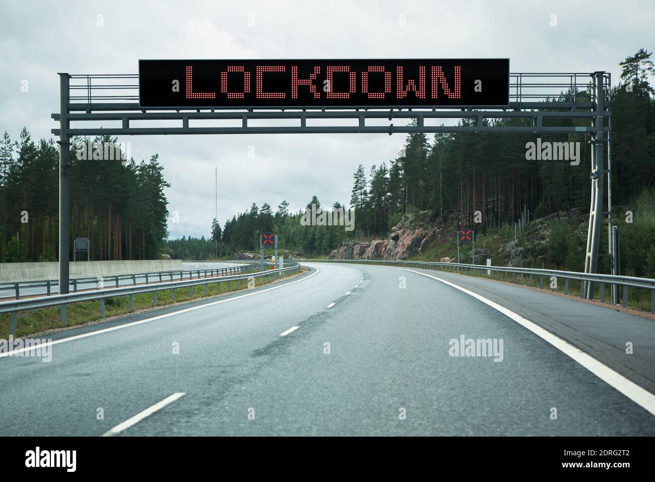 Autobahn mit Infoboard. Bildunterschrift GESPERRT Stockfoto