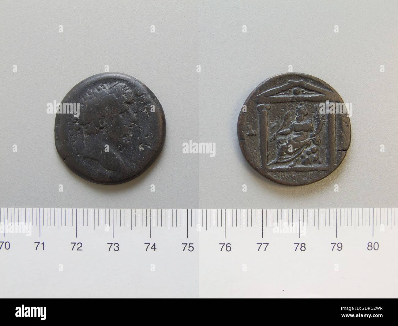 Herrscher: Lucius Verus, Kaiser von Rom, 130–169 n. Chr., regiert 161–69, Münzstätte: Alexandria, Münze von Lucius Verus, Mitkaiser von Rom aus Alexandria, 165/166 n. Chr., Kupfer, 17.92 g, 12:00, 30 mm, Made in Alexandria, Ägypten, Griechisch, 2. Jahrhundert n. Chr., Numismatik Stockfoto
