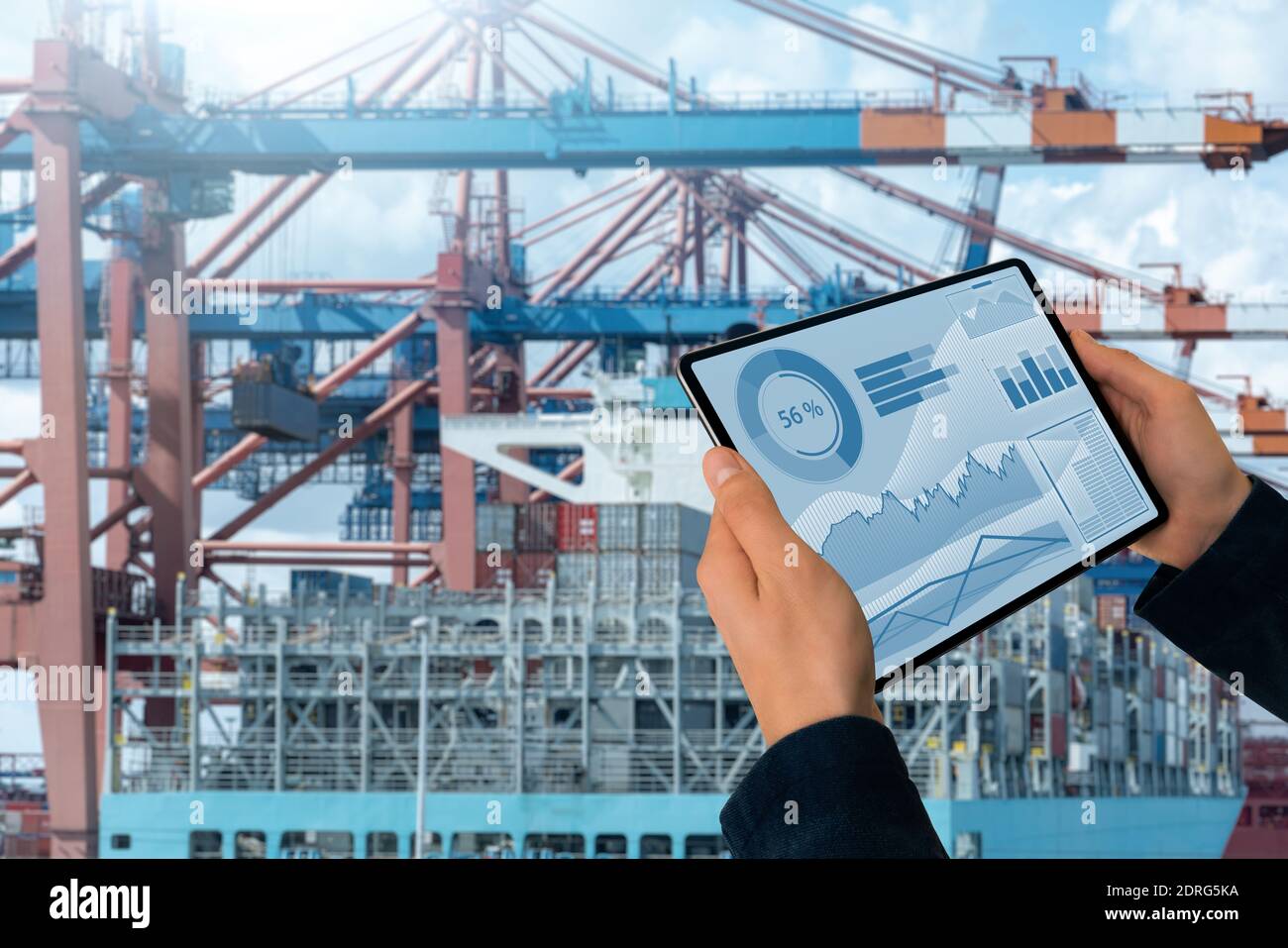 Port-Manager mit digitalem Tablet Stockfoto