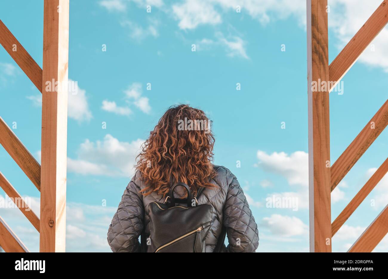 Rückansicht Einer Reifen Frau Mit Rucksack, Der Gegen Den Blauen Himmel  Steht Stockfotografie - Alamy