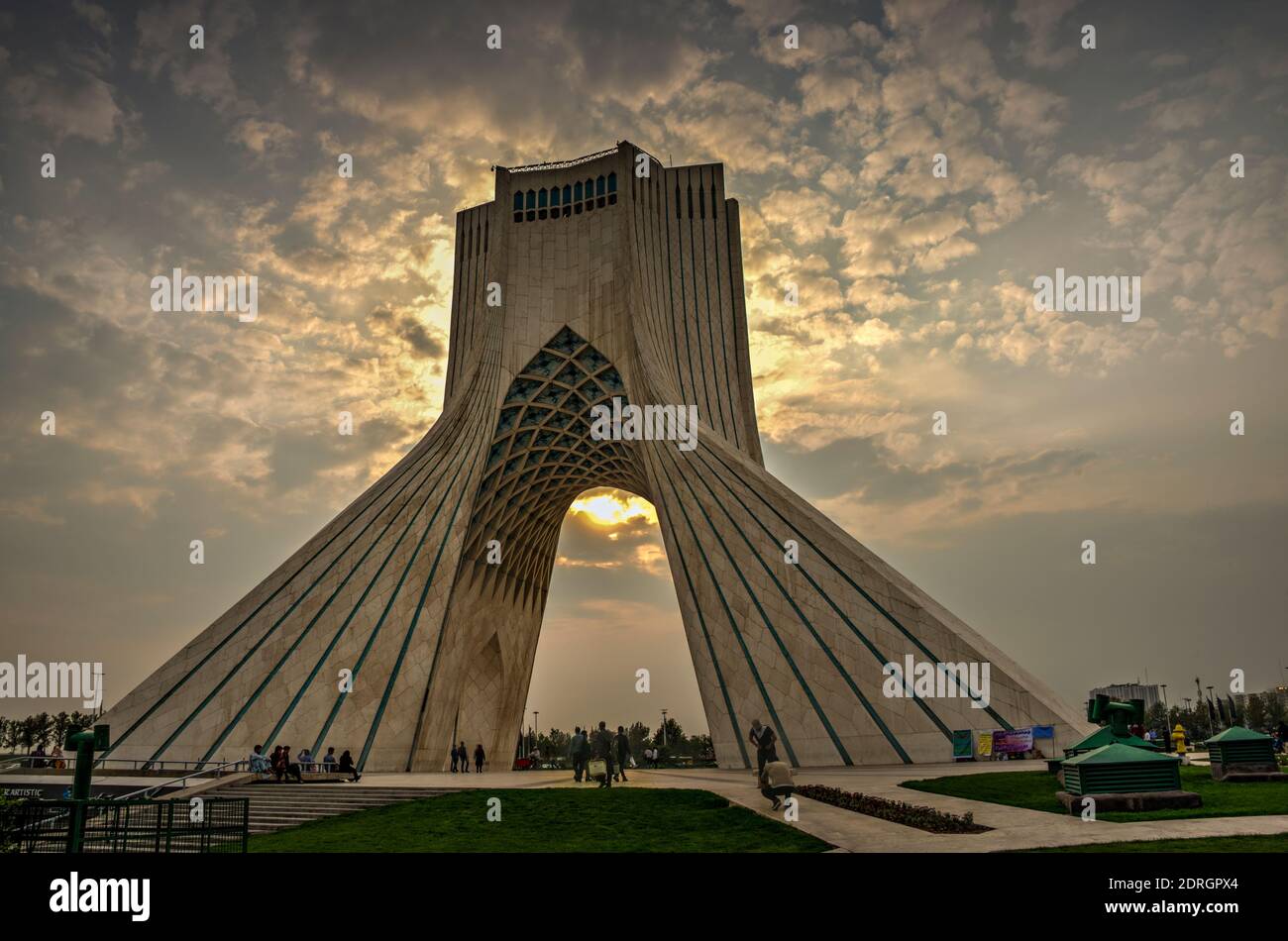 Sonnenuntergang am Azadi Tower. Teheran, Iran. Stockfoto