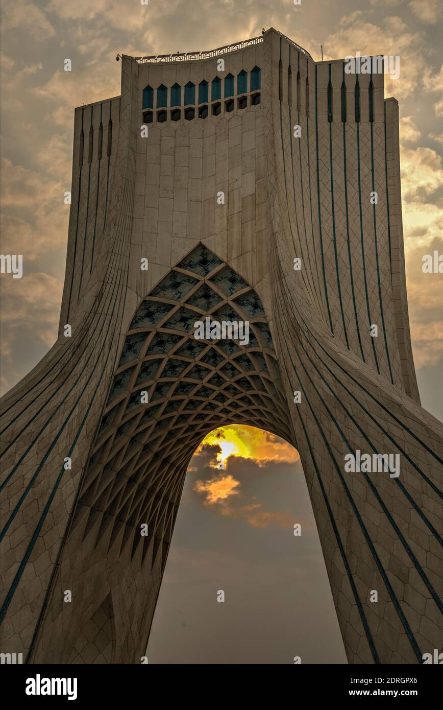 Sonnenuntergang am Azadi Tower. Teheran, Iran. Stockfoto