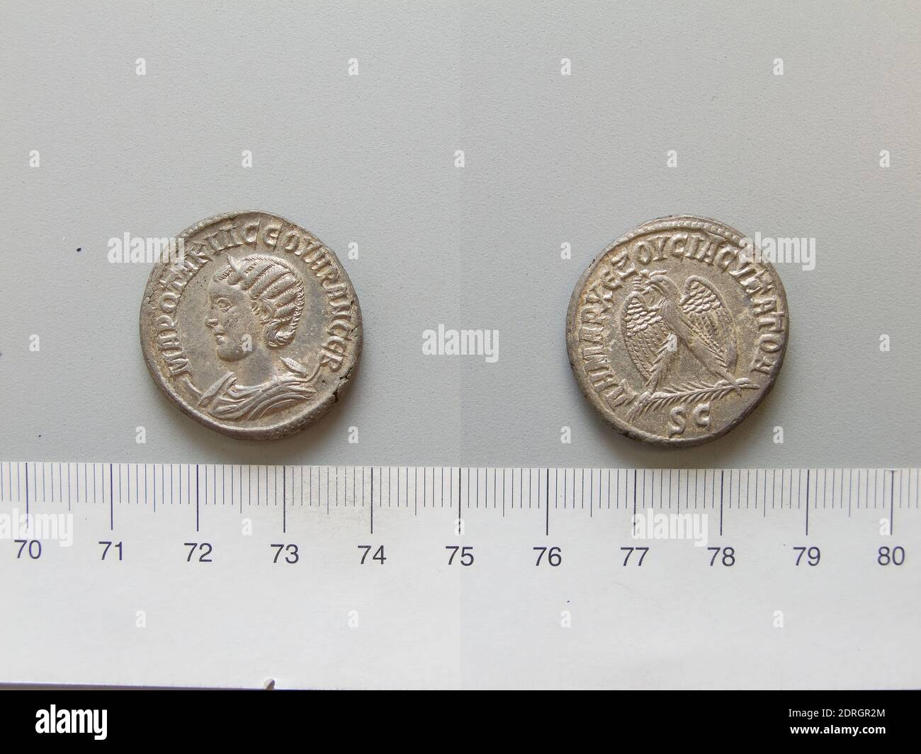 Herrscher: Philipp, der Araber, Kaiser von Rom, 204–249 n. Chr., regierte 244–49, Münzstätte: Antiochia, Honorand: Otacilia Severa, Tetradrachm von Philipp I., Kaiser von Rom von Antiochia, 245 n. Chr., Silber, 13.02 g, 6:00, 26.5 mm, hergestellt in Antiochia, ausgegraben in Dura-Europos, Griechisch, 3. Jahrhundert n. Chr., Numismatik Stockfoto