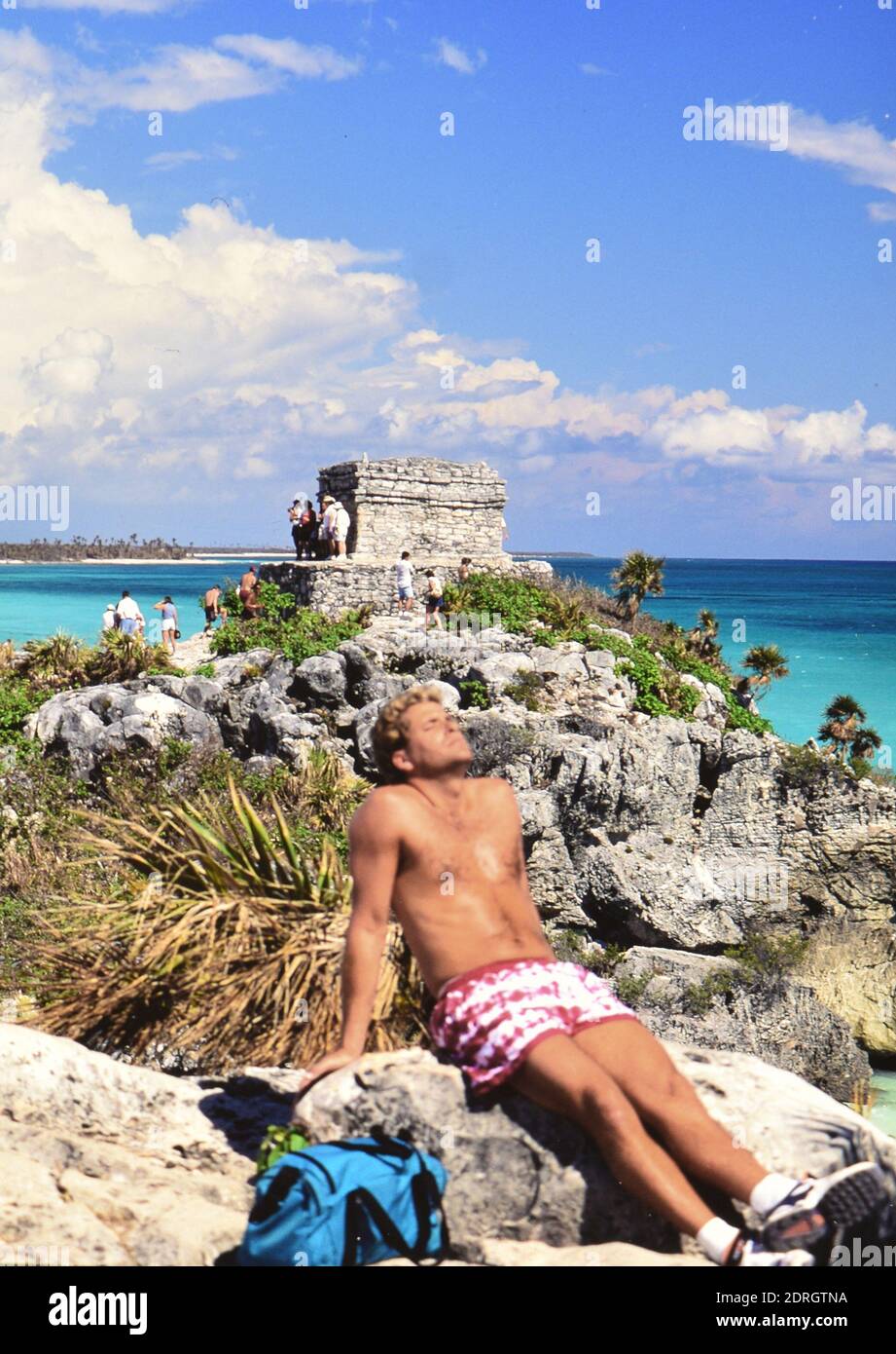 1990er Tulum Mexico - man sonnt sich in der Nähe der Maya-Ruinen von Tulum Mexico Ca. 1993-1999 Stockfoto