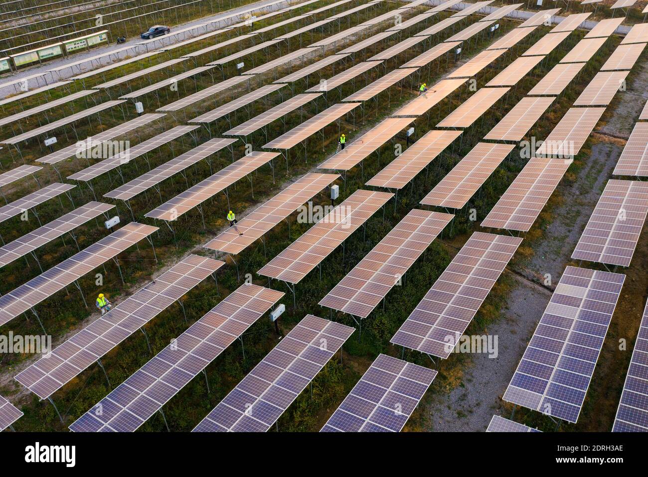 Eine Luftaufnahme des zentralen Photovoltaik-Projekts Industriepark im Tongyoumping Industriepark, Mengshan Bezirk, Wuzhou Stadt, Südchina Guangx Stockfoto
