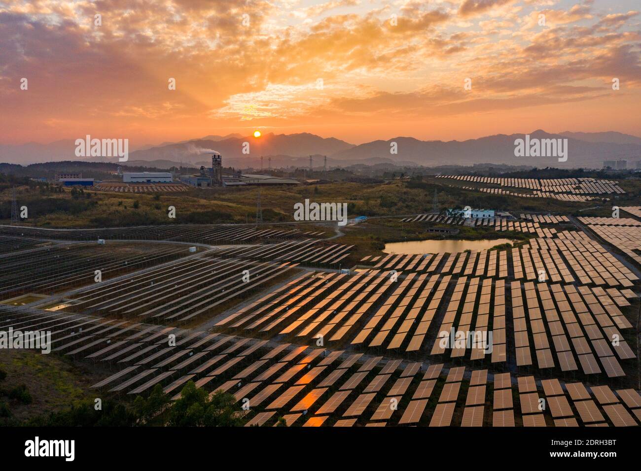 Eine Luftaufnahme des zentralen Photovoltaik-Projekts Industriepark im Tongyoumping Industriepark, Mengshan Bezirk, Wuzhou Stadt, Südchina Guangx Stockfoto