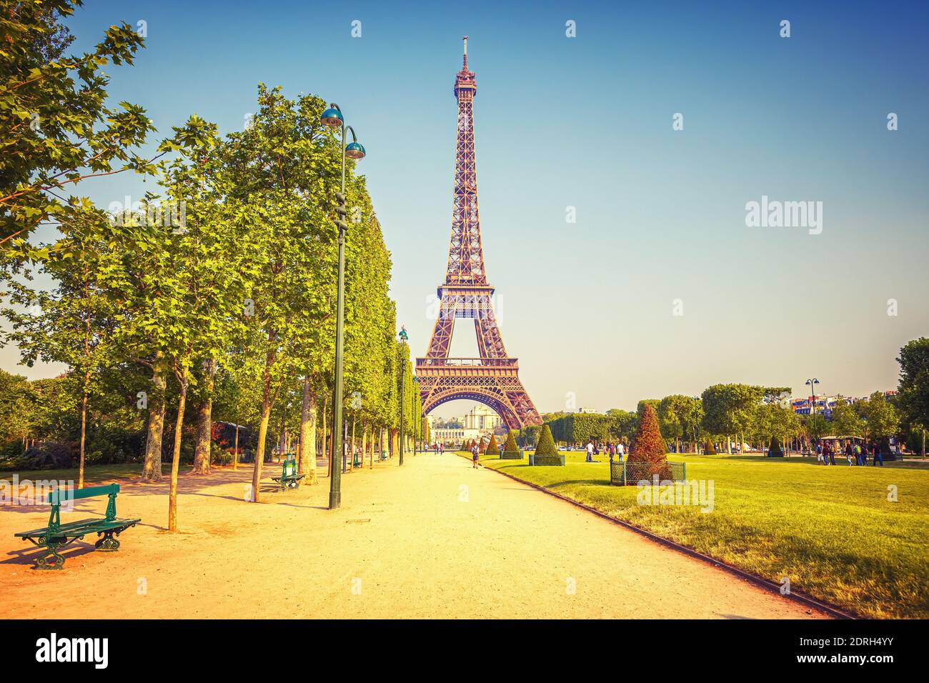 Eiffelturm über blauem Himmel in Paris, Frankreich Stockfoto