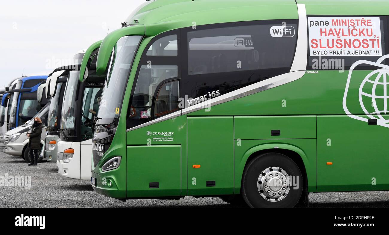 Rund 300 Busbetreiber protestierten am 20. Dezember 2020 in Prag gegen die mit dem Coronavirus in Verbindung stehende Hilfe der Regierung und sagten, ihr Sektor sei von der Regierung vernachlässigt worden. Busreiseveranstalter berichten von einem Umsatzrückgang zwischen 80 und 100 Prozent in diesem Jahr, sagte Jiri Vlasak, Leiter der Initiative der Busunternehmer, den Journalisten. Um 10:00 Uhr trafen sich die Busbetreiber auf einem Parkplatz in der Nähe des Ausstellungsbereichs PVA EXPO Praha Letnany. Die Veranstaltung sollte mit einer Protestfahrt zum Vaclav Havel Airport Prag um 15:00 Uhr fortgesetzt werden. Die Betreiber stimmten dem mit der Polizei zu Stockfoto