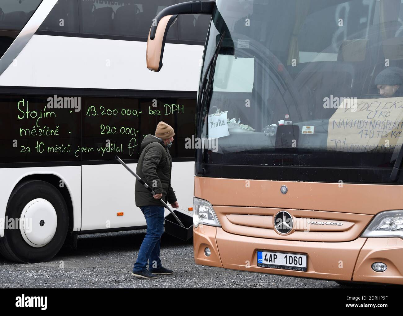 Rund 300 Busbetreiber protestierten am 20. Dezember 2020 in Prag gegen die mit dem Coronavirus in Verbindung stehende Hilfe der Regierung und sagten, ihr Sektor sei von der Regierung vernachlässigt worden. Busreiseveranstalter berichten von einem Umsatzrückgang zwischen 80 und 100 Prozent in diesem Jahr, sagte Jiri Vlasak, Leiter der Initiative der Busunternehmer, den Journalisten. Um 10:00 Uhr trafen sich die Busbetreiber auf einem Parkplatz in der Nähe des Ausstellungsbereichs PVA EXPO Praha Letnany. Die Veranstaltung sollte mit einer Protestfahrt zum Vaclav Havel Airport Prag um 15:00 Uhr fortgesetzt werden. Die Betreiber stimmten dem mit der Polizei zu Stockfoto