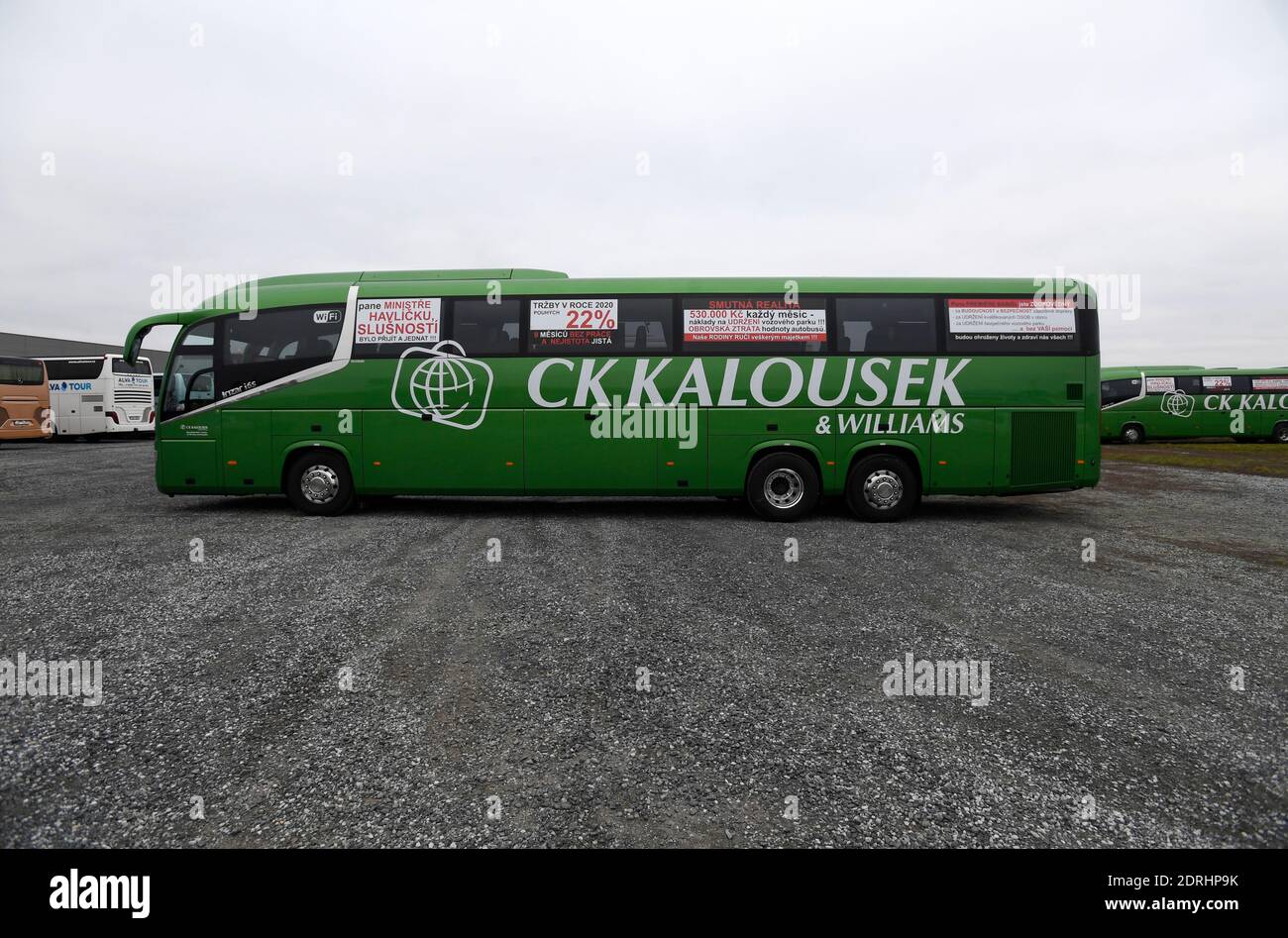 Rund 300 Busbetreiber protestierten am 20. Dezember 2020 in Prag gegen die mit dem Coronavirus in Verbindung stehende Hilfe der Regierung und sagten, ihr Sektor sei von der Regierung vernachlässigt worden. Busreiseveranstalter berichten von einem Umsatzrückgang zwischen 80 und 100 Prozent in diesem Jahr, sagte Jiri Vlasak, Leiter der Initiative der Busunternehmer, den Journalisten. Um 10:00 Uhr trafen sich die Busbetreiber auf einem Parkplatz in der Nähe des Ausstellungsbereichs PVA EXPO Praha Letnany. Die Veranstaltung sollte mit einer Protestfahrt zum Vaclav Havel Airport Prag um 15:00 Uhr fortgesetzt werden. Die Betreiber stimmten dem mit der Polizei zu Stockfoto
