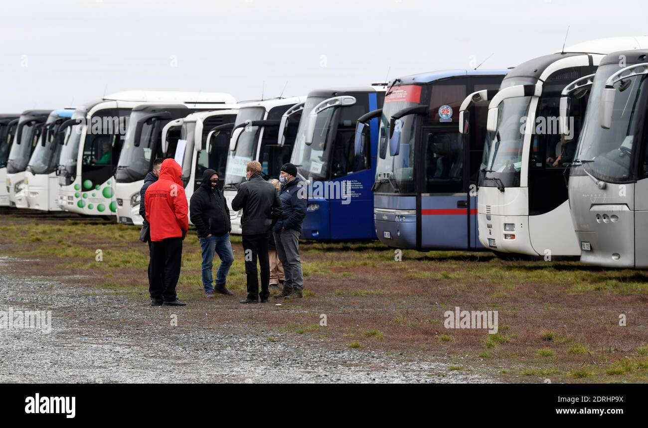 Rund 300 Busbetreiber protestierten am 20. Dezember 2020 in Prag gegen die mit dem Coronavirus in Verbindung stehende Hilfe der Regierung und sagten, ihr Sektor sei von der Regierung vernachlässigt worden. Busreiseveranstalter berichten von einem Umsatzrückgang zwischen 80 und 100 Prozent in diesem Jahr, sagte Jiri Vlasak, Leiter der Initiative der Busunternehmer, den Journalisten. Um 10:00 Uhr trafen sich die Busbetreiber auf einem Parkplatz in der Nähe des Ausstellungsbereichs PVA EXPO Praha Letnany. Die Veranstaltung sollte mit einer Protestfahrt zum Vaclav Havel Airport Prag um 15:00 Uhr fortgesetzt werden. Die Betreiber stimmten dem mit der Polizei zu Stockfoto