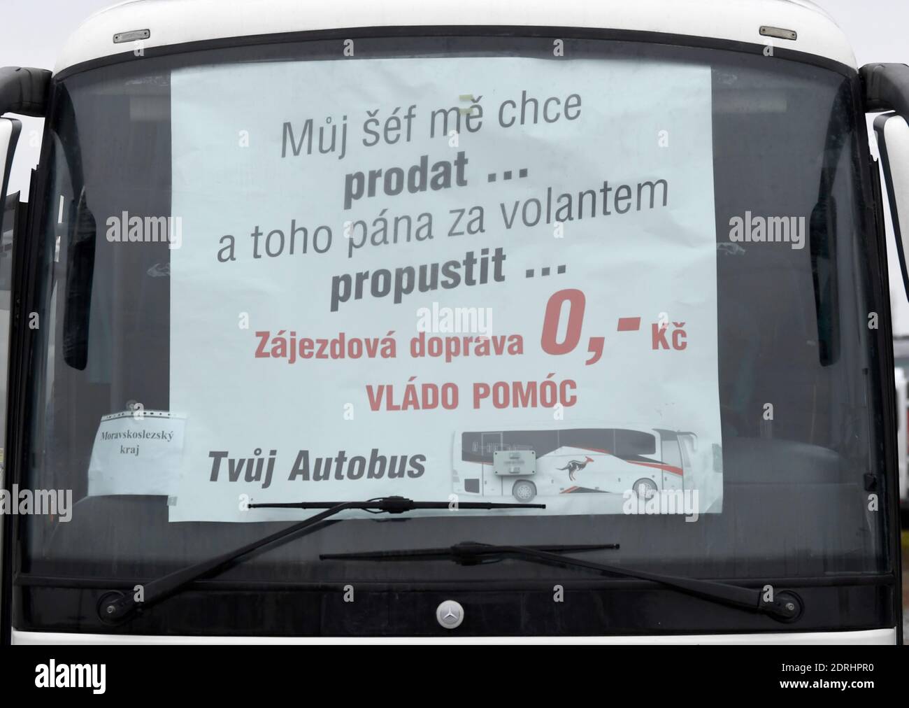 Rund 300 Busbetreiber protestierten am 20. Dezember 2020 in Prag gegen die mit dem Coronavirus in Verbindung stehende Hilfe der Regierung und sagten, ihr Sektor sei von der Regierung vernachlässigt worden. Busreiseveranstalter berichten von einem Umsatzrückgang zwischen 80 und 100 Prozent in diesem Jahr, sagte Jiri Vlasak, Leiter der Initiative der Busunternehmer, den Journalisten. Um 10:00 Uhr trafen sich die Busbetreiber auf einem Parkplatz in der Nähe des Ausstellungsbereichs PVA EXPO Praha Letnany. Die Veranstaltung sollte mit einer Protestfahrt zum Vaclav Havel Airport Prag um 15:00 Uhr fortgesetzt werden. Die Betreiber stimmten dem mit der Polizei zu Stockfoto