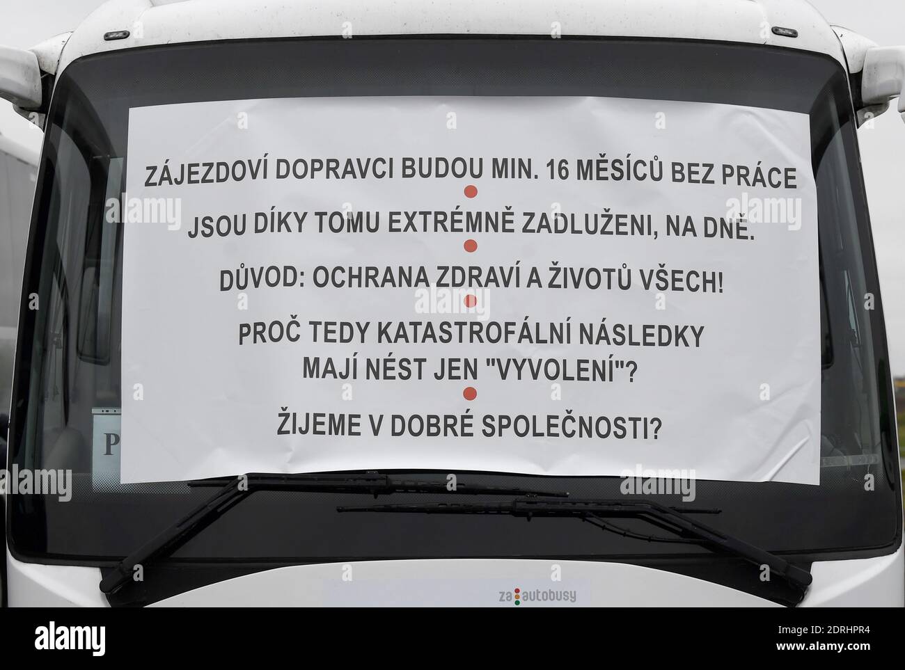 Rund 300 Busbetreiber protestierten am 20. Dezember 2020 in Prag gegen die mit dem Coronavirus in Verbindung stehende Hilfe der Regierung und sagten, ihr Sektor sei von der Regierung vernachlässigt worden. Busreiseveranstalter berichten von einem Umsatzrückgang zwischen 80 und 100 Prozent in diesem Jahr, sagte Jiri Vlasak, Leiter der Initiative der Busunternehmer, den Journalisten. Um 10:00 Uhr trafen sich die Busbetreiber auf einem Parkplatz in der Nähe des Ausstellungsbereichs PVA EXPO Praha Letnany. Die Veranstaltung sollte mit einer Protestfahrt zum Vaclav Havel Airport Prag um 15:00 Uhr fortgesetzt werden. Die Betreiber stimmten dem mit der Polizei zu Stockfoto