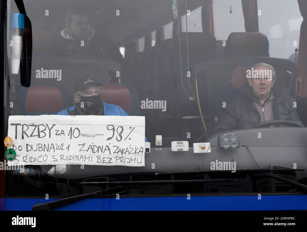 Rund 300 Busbetreiber protestierten am 20. Dezember 2020 in Prag gegen die mit dem Coronavirus in Verbindung stehende Hilfe der Regierung und sagten, ihr Sektor sei von der Regierung vernachlässigt worden. Busreiseveranstalter berichten von einem Umsatzrückgang zwischen 80 und 100 Prozent in diesem Jahr, sagte Jiri Vlasak, Leiter der Initiative der Busunternehmer, den Journalisten. Um 10:00 Uhr trafen sich die Busbetreiber auf einem Parkplatz in der Nähe des Ausstellungsbereichs PVA EXPO Praha Letnany. Die Veranstaltung sollte mit einer Protestfahrt zum Vaclav Havel Airport Prag um 15:00 Uhr fortgesetzt werden. Die Betreiber stimmten dem mit der Polizei zu Stockfoto