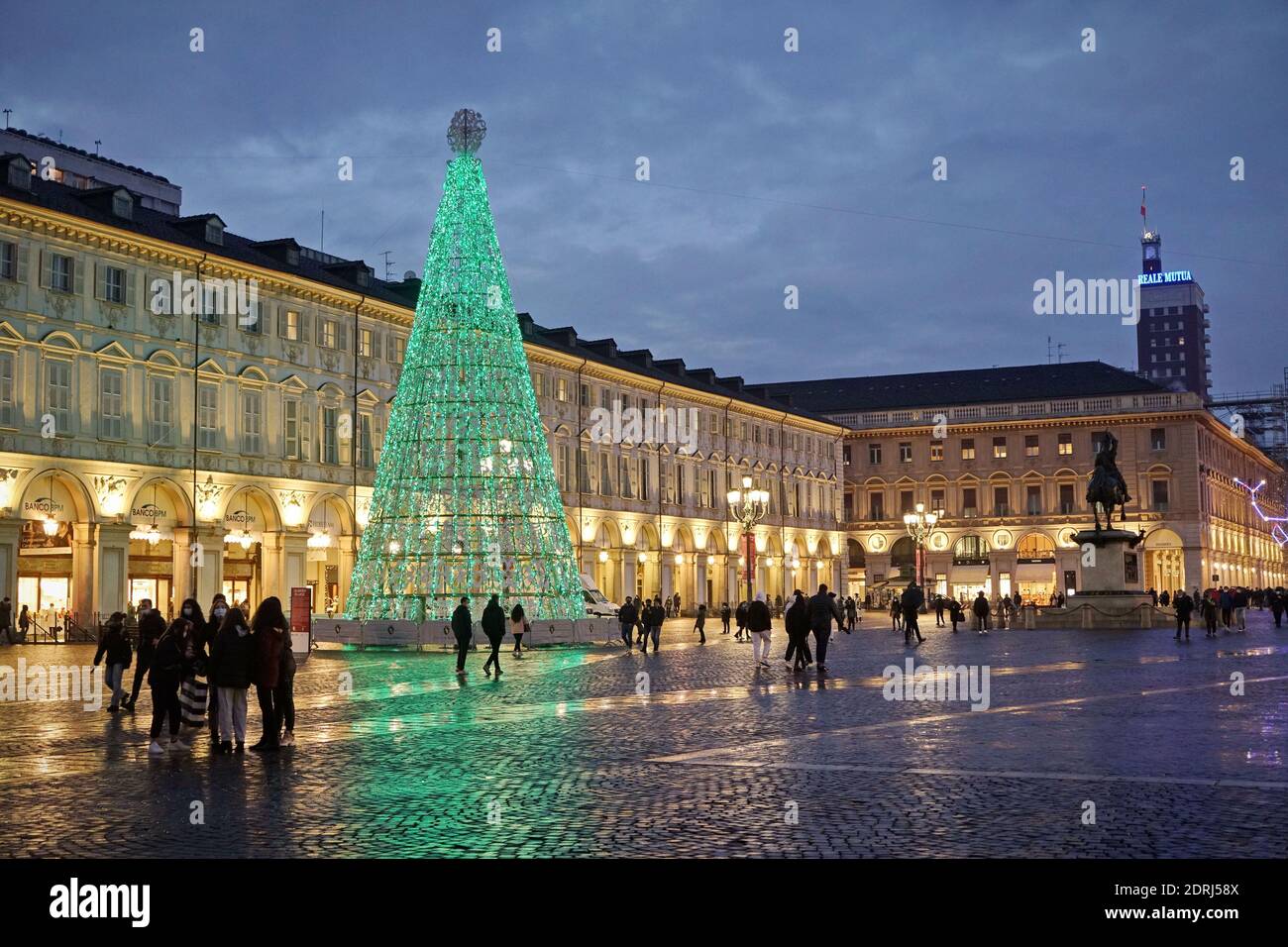 Piazza San Carlo beleuchtet an Weihnachtstagen bei Einbruch der Dunkelheit, Turin, Italien - Dezember 2020 Stockfoto