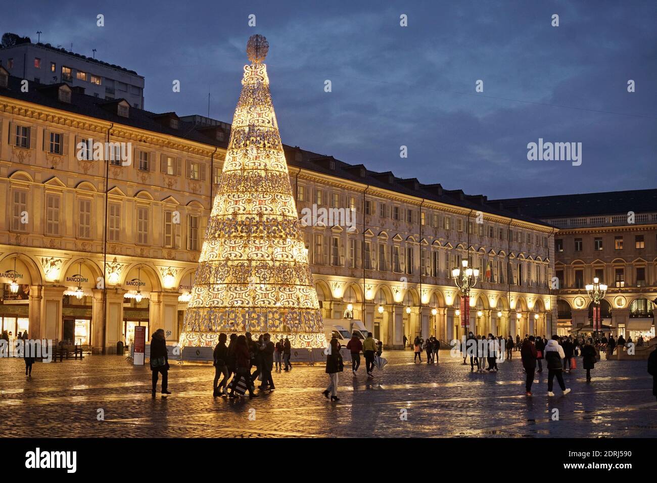 Piazza San Carlo beleuchtet an Weihnachtstagen bei Einbruch der Dunkelheit, Turin, Italien - Dezember 2020 Stockfoto