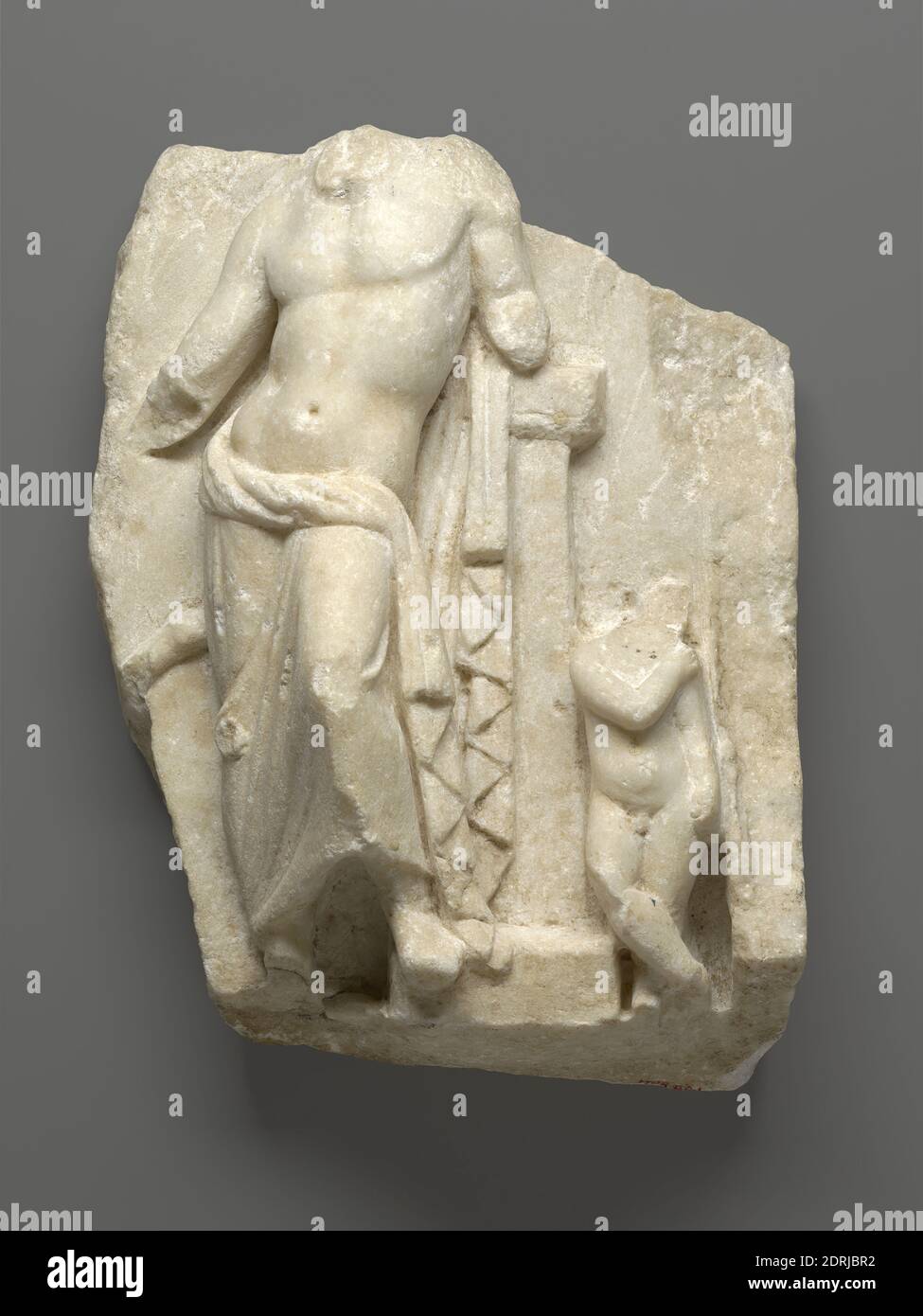 Relieffragment mit männlicher Figur, möglicherweise Apollo, und Kind, 4.–2. Jahrhundert v. Chr., weißer Marmor, in Hochrelief, 34.5 × 26 × 7.4 cm (13 9/16 × 10 1/4 × 2 15/16 in.), Griechisch, 4.–2. Jahrhundert v. Chr., Skulptur Stockfoto
