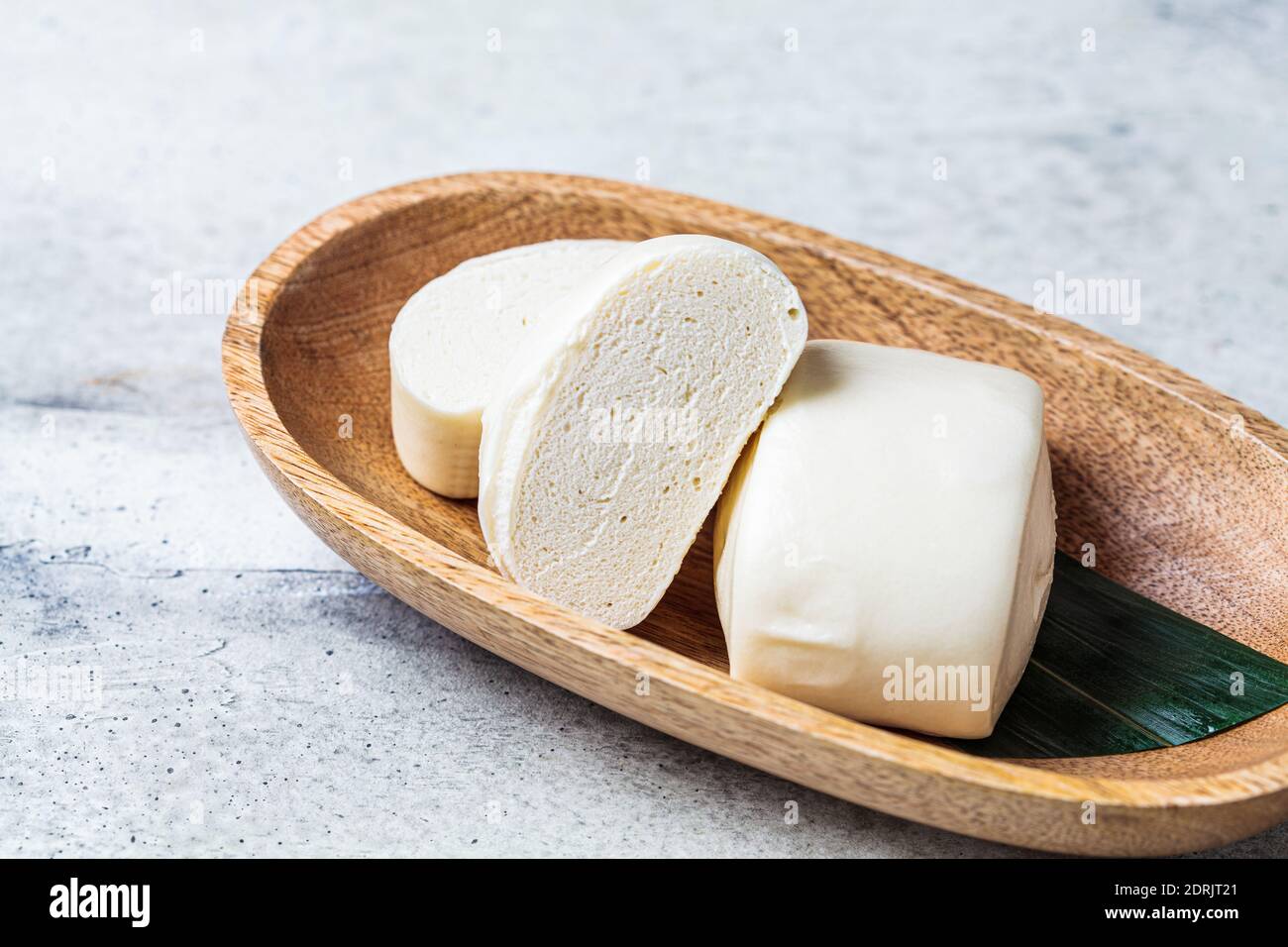 Chinesischer gedünsteter Reis rollt Brötchen auf einem Holzteller. Chinesisches Essenskonzept. Stockfoto