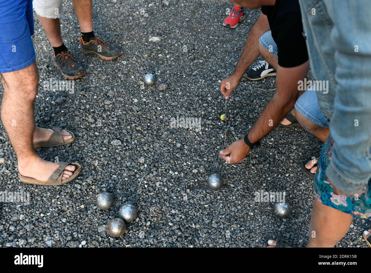 Abbildung, Spiel mit Bällen aus Südfrankreich: Spieler, die den Abstand zwischen dem Buben und einer Boule messen Stockfoto
